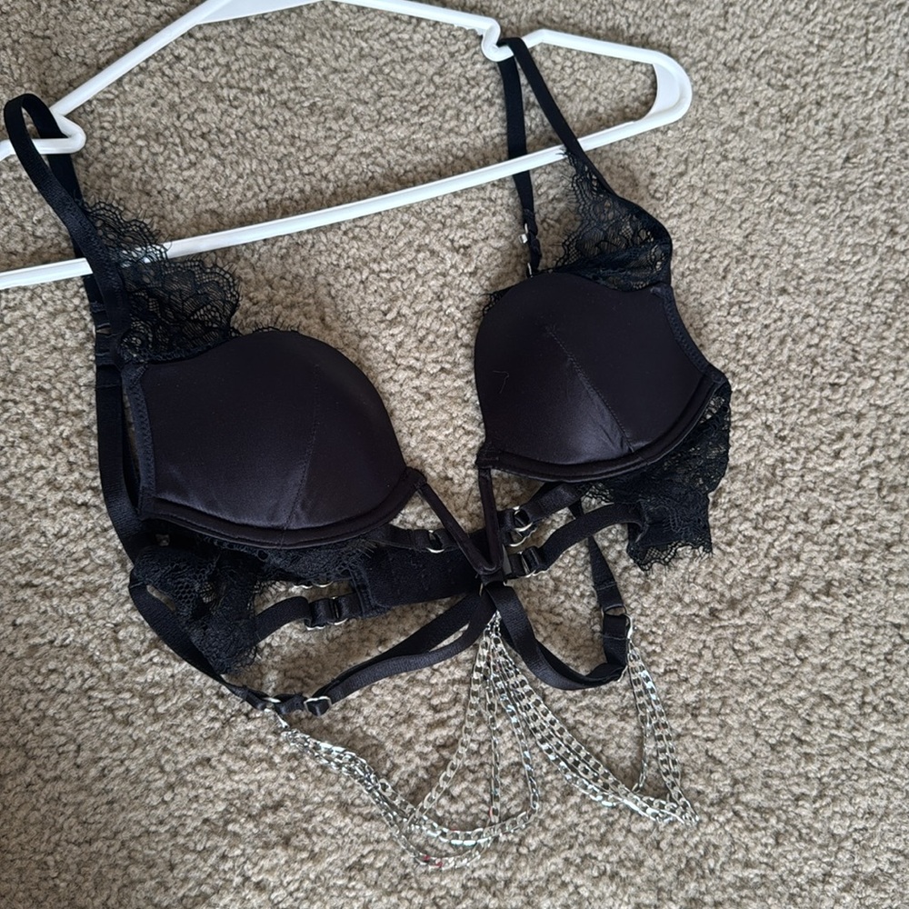 Strappy Lace And Chains Bra - Picture 3 of 3